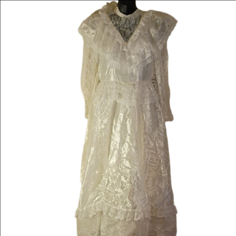 Vintage 70s? Maxi Lacey  Wedding Dress. Tulle Underneath. Size Vintage 9.
